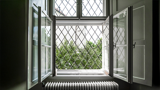 Fenster mit Diagonalem Fenstergitter um vor Einbruch zu schützen