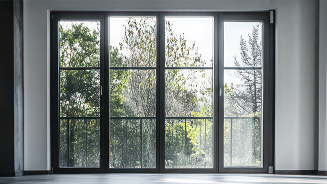 Schwarze Bodentiefe Fenster mit Absturzsicherung aussen