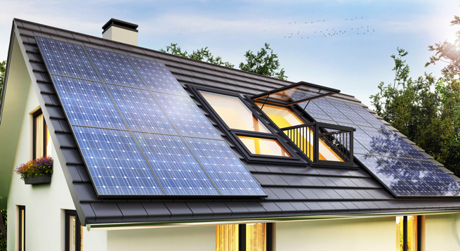 Balcon de toit et fenêtre de toit sur un toit moderne avec photovoltaïque