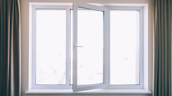Dreiflügeliges Dreh-Kipp-Fenster mit geöffnetem Fensterflügel in der Mitte