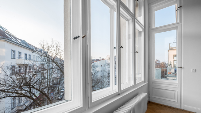 Weiße Kastenfenster mit Ausblick nach Draußen