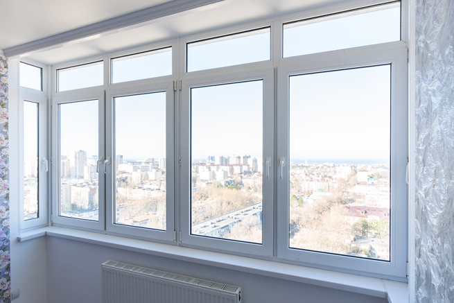 Neue Fenster mit mehreren Flügeln mit schöner Aussicht auf eine Stadt