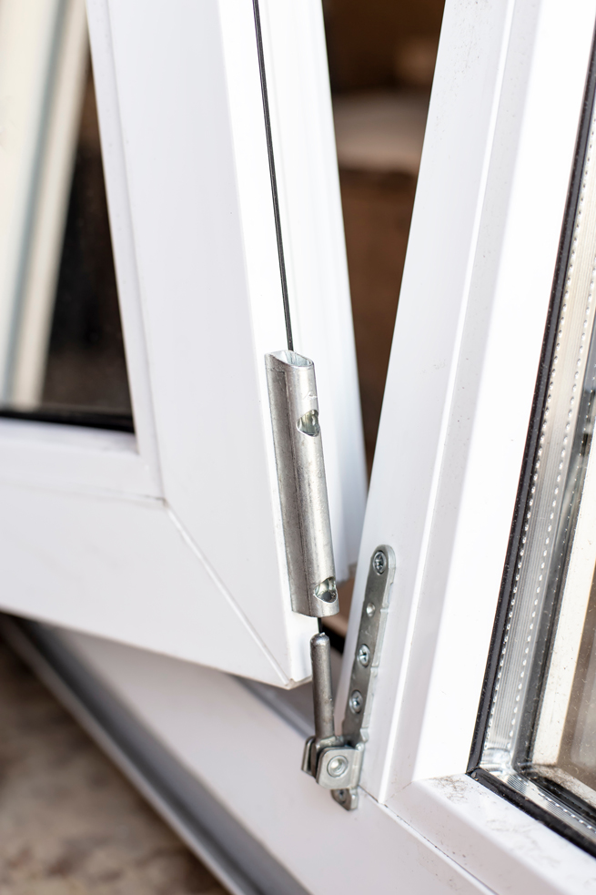 Fensterflügel wird ausgehangen