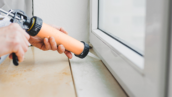 Mit Silikon ein Fenster am Rahmen abdichten und Warten