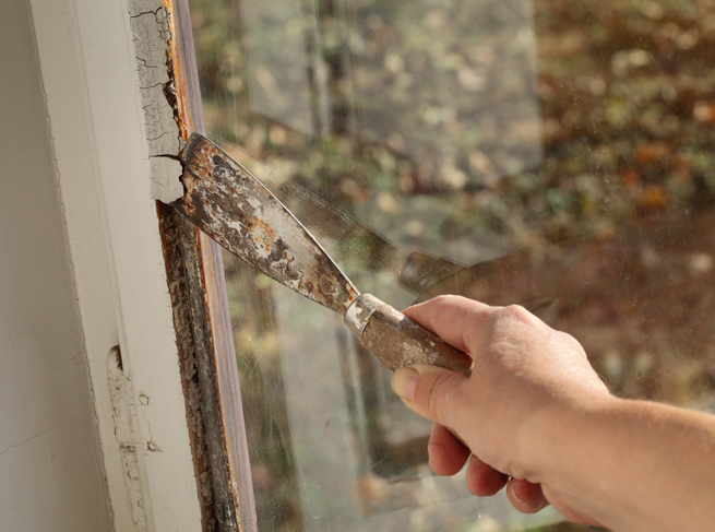 Fensterkit wird ordentlich bei alten Holzfenstern entfernt