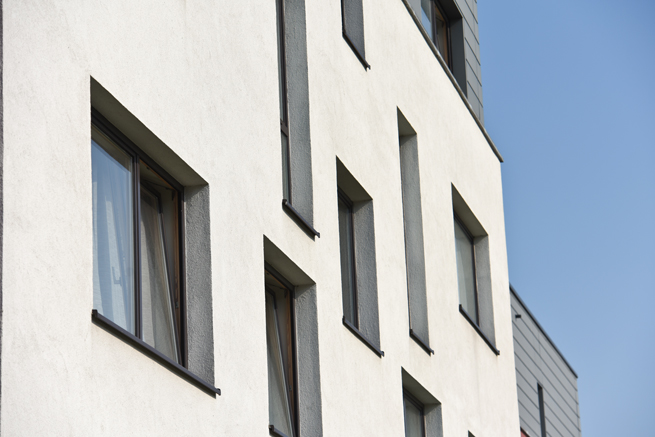 Fassadenfenster unterschiedlicher Größe in einer Hausfront verbaut