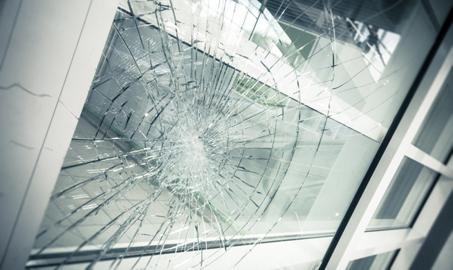 Sicherheitsglas gebrochen aber nicht gesplittert in einer Aussenverglasung
