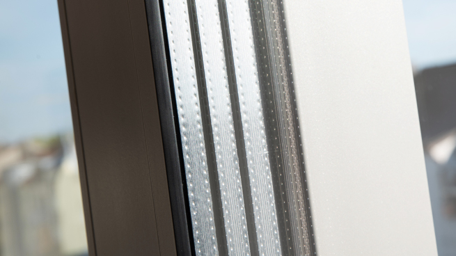 Fenster mit Vierfachverglasung seitlich auf die Glasabstandhalter fotografiert