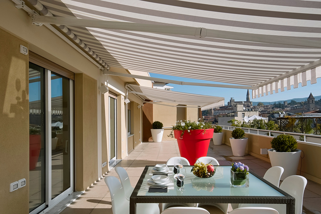 Markise über einer Terrasse mit Möbeln