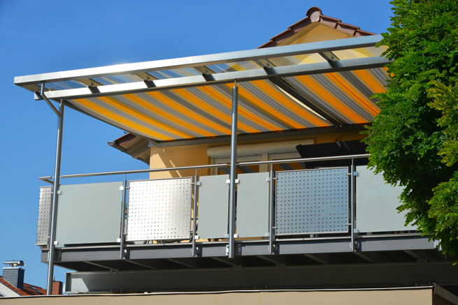 Gestreifte Markise über oder unter das Terrassendach montieren