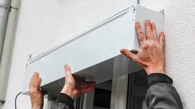 Rollladenkasten wir in eine Fensternische eingesetzt von Aussen