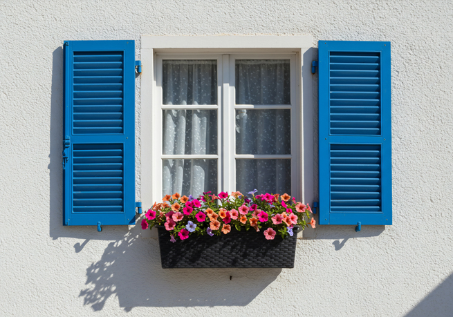 Holz Fensterladen in blauer Farbe mit Blumenkasten