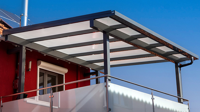 Terrassenüberdachung mit Geländer auf Balkon