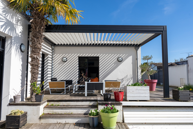 Sehr schöne Pergola auf Terrasse im Sonnenschein