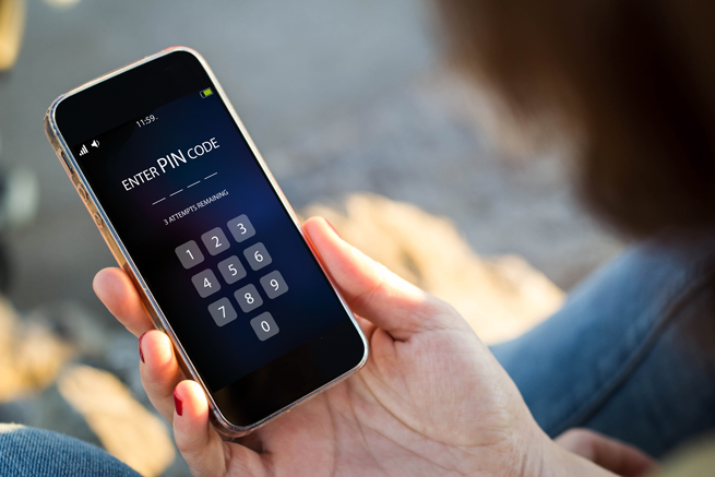 Utiliser le clavier à code de la porte d’entrée et saisir le code via une application sur le smartphone