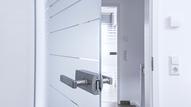 Porte en verre ouverte avec bandes Satinato