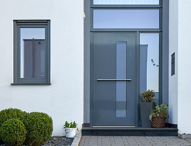 Haustüre in Farbe Anthrazit mit Oberlicht und einem Fenster links in der Hauswand
