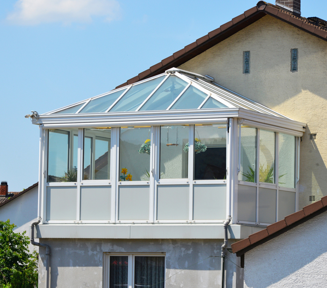 Wintergarten gebaut auf Balkon aus weißem Holz