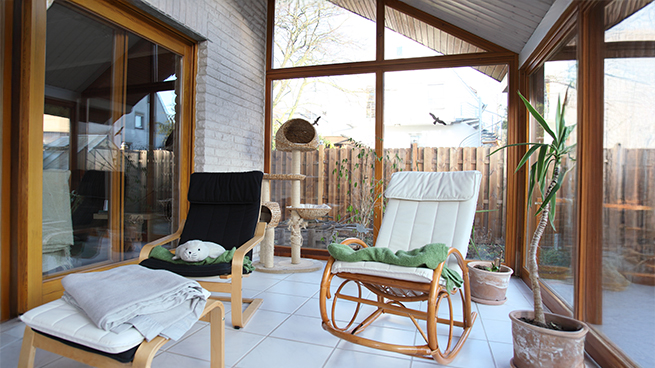Intérieur de véranda avec un fauteuil à bascule et d'autres meubles