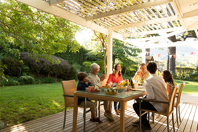 Familie unter Pergola