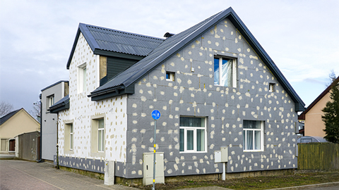 Foto eines isolierten Gebäudes ohne Verputzung als Passivhaus