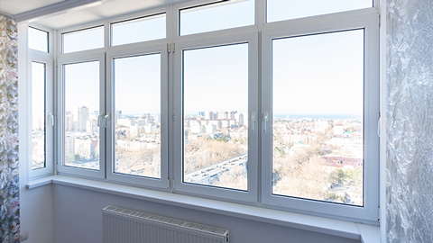 Moderne weiße Kunststofffenster mit Oberlichtern zeigen die Vorteile neuer Fenster in der Wohnung