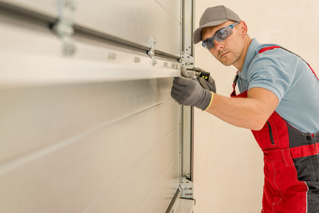 Garagentor Innenansicht Handwerker