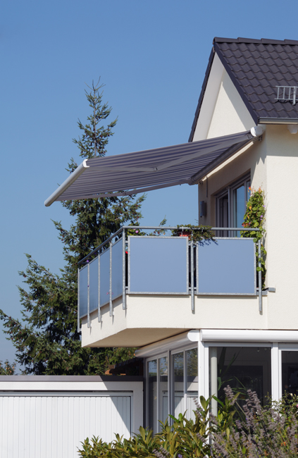 Eine graue Markise über einem modernen Balkon