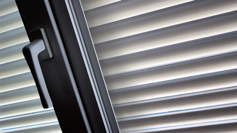 Innenliegender Sonnenschutz im Fenster