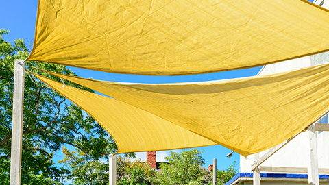 Protection solaire voile d'ombrage sur la terrasse