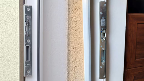 Ein Schließblech in der geöffneten Haustür