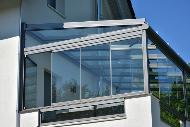 Véranda sur balcon avec toit en verre