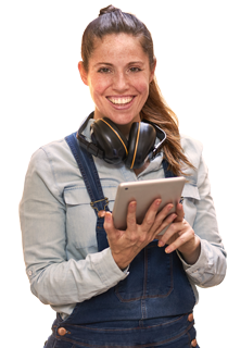 Une artisane tient une tablette pour aider lors d’une commande en ligne