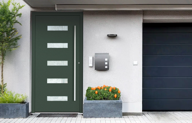 Porte d'entrée en aluminium verte avec façade de maison
