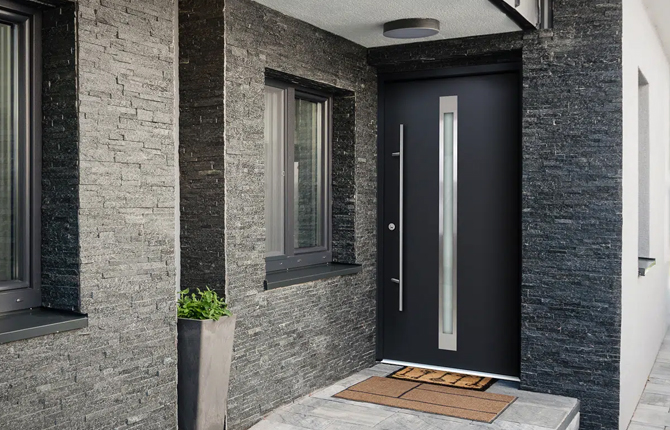 Porte d'entrée en aluminium anthracite avec fenêtre dans le porche de la maison