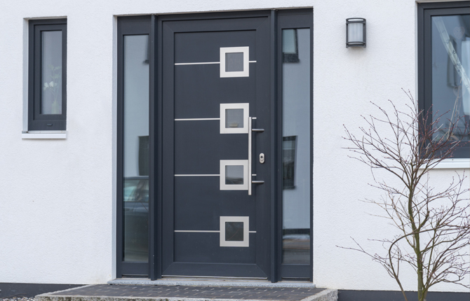 Porte d’entrée PVC anthracite avec 4 inserts en verre et barre de poignée argentée