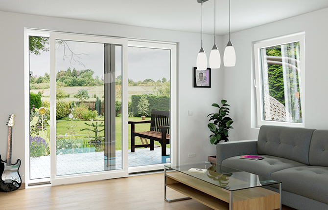 Une baie oscillo-coulissante en PVC blanche en position semi-ouverte