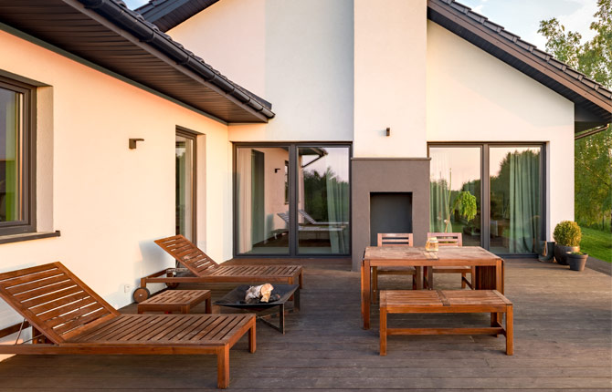 Une belle terrasse avec deux portes-fenêtres dans une construction neuve moderne