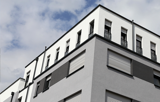 Vue de façade de maison avec différents volets roulants encastrés ouverts
