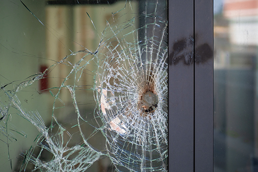 Eingeschlagene Glasscheibe aus Sicherheitsglas