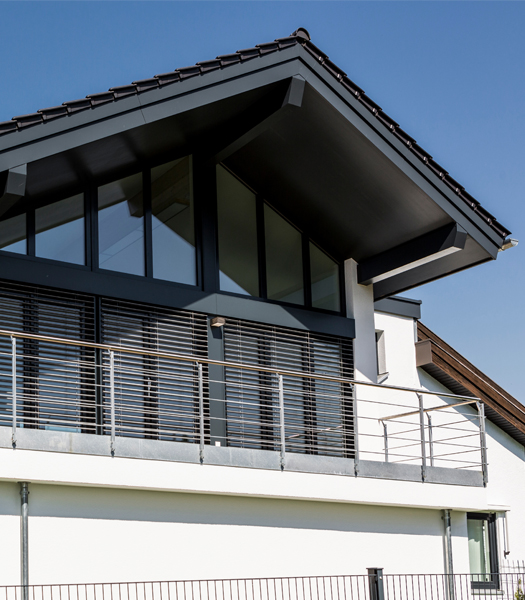 Anthrazit Fenster in moderner Hausfassade