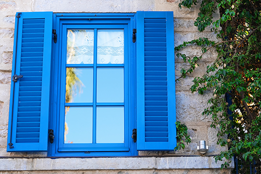 Fenêtre bleue avec des volets bleus