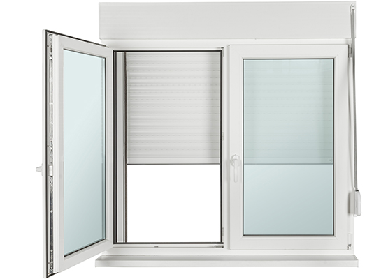Weißes Fenster mit zwei Flügeln. Einer davon ist weit nach innen geöffnet