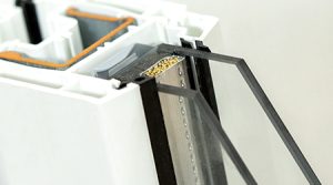 Fenêtre modèle d'angle avec vue sur un double vitrage avec entretoise