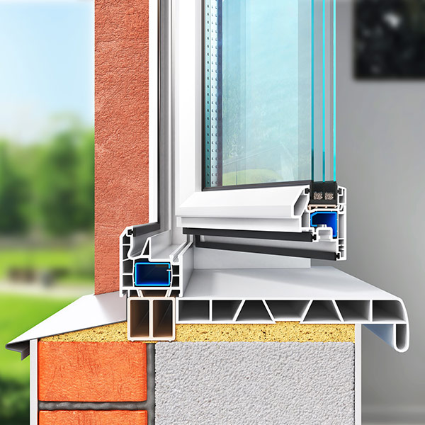 Querschnittbild eines eingebauten Kunststofffensters mit Dreifachverglasung und Fensterbank
