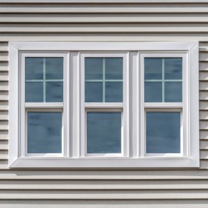 Exemple de type de fenêtre fenêtre coulissante. Avec des croisillons dans la partie supérieure de la fenêtre.