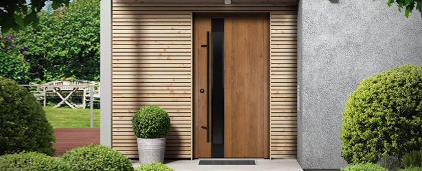 Porte d’entrée aluminium imitation bois dans une façade moderne avec des éléments en bois