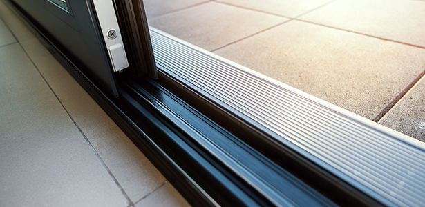 Seuil plat pour une porte coulissante à levage avec transition vers le balcon