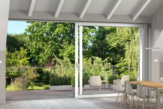 baie levante-coulissant blanche avec vue sur le jardin avec table de cuisine à l'intérieur