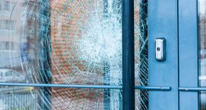 Vitrage feuilleté VSG éclaté sur porte d'entrée